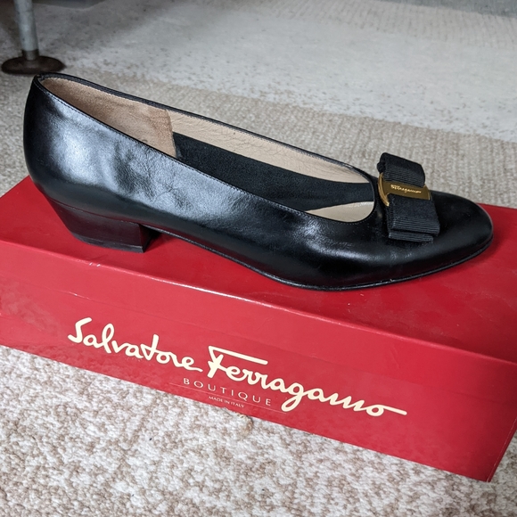 Salvatore Ferragamo Vara Pump - Picture 5 of 9